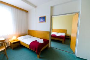 Postel nebo postele na pokoji v ubytování Hotel Smaragd