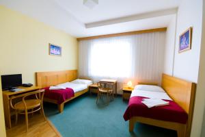 Postel nebo postele na pokoji v ubytování Hotel Smaragd + 21 fotografií