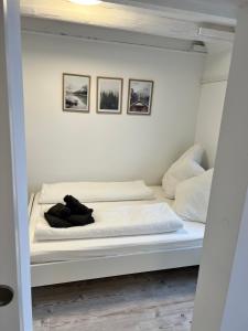 クレーフェルトにあるRuhige Wohnung im Zentrum in Hubi3の壁に3枚の絵が飾られた部屋のベッド1台 +6枚の写真