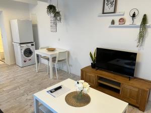 クレーフェルトにあるRuhige Wohnung im Zentrum in Hubi3のテレビとテーブルのあるリビングルーム