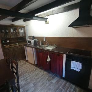 Kuchyň nebo kuchyňský kout v ubytování Apartaments Can Lo