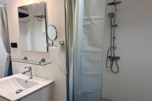 Bilik mandi di Rayearth The Villa +15 gambar