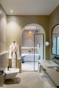 Koupelna v ubytování The Earth Amritsar, Trademark Collection by Wyndham