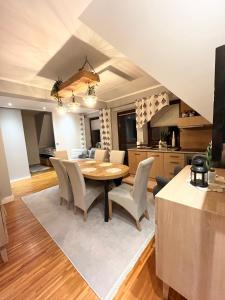 kuchnia i jadalnia ze stołem i krzesłami w obiekcie Apartament Nosalowy Sen Jacuzzi & Sauna w Zakopanem