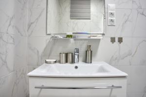 Ένα μπάνιο στο Béke 10 Apartmanház +27 φωτογραφίες