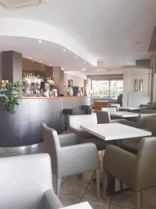 ein Restaurant mit Tischen und Stühlen und einer Bar in der Unterkunft Hotel Prater in Cesenatico