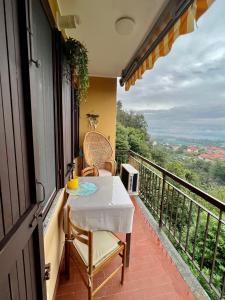 Balcone o terrazza di The Birdsong between two lakes