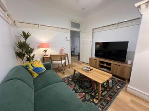TV a/nebo společenská místnost v ubytování Sans Souci Apartments