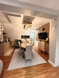 kuchnia i jadalnia ze stołem i krzesłami w obiekcie Apartament Nosalowy Sen Jacuzzi & Sauna w Zakopanem