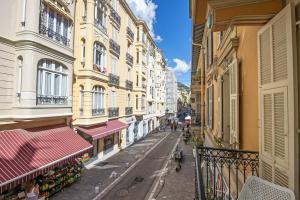 eine leere Straße in einer Stadt mit Gebäuden in der Unterkunft Belle époque in Beausoleil