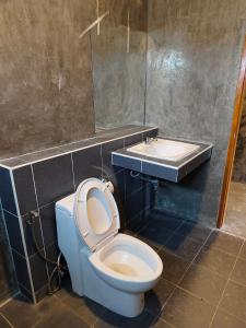 a bathroom with a blue toilet and a sink at Hubkhao Resort in Ko Lanta