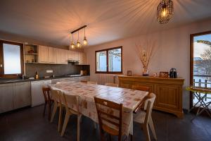 Una cocina con mesa de comedor y sillas. en chalet Les Aplanes appt, en Albiez-Montrond