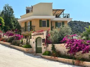 une maison avec des fleurs au bord d'une route dans l'établissement Villa Grande Kalkan, à Kaş