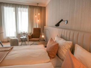 Postel nebo postele na pokoji v ubytování Kongress Hotel Davos