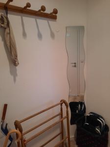 a room with a white wall with a bed and a shelf at Gemütliches Nest in bester Kölner City-Wohnlage in Cologne