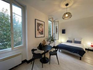 Postel nebo postele na pokoji v ubytování Les Platanes du centre ville