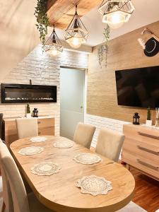 jadalnia z drewnianym stołem i krzesłami w obiekcie Apartament Nosalowy Sen Jacuzzi & Sauna w Zakopanem