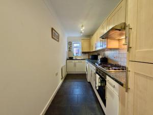 Dapur atau dapur kecil di Charming 2-Bedroom Flat With Parking +3 gambar