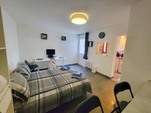 Posteľ alebo postele v izbe v ubytovaní SULLY Studio 24 m2 Paris Nord