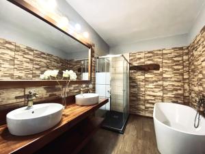 a bathroom with two sinks and a large mirror at Casa Musiú: vistas únicas y excelente ubicación! in Las Nieves +8 photos