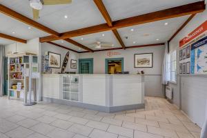 eine große Küche mit einer Theke in einem Zimmer in der Unterkunft Résidence Pierre & Vacances Le Domaine de Gascogne in Biscarrosse + 37 Fotos