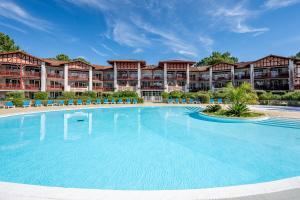 ein großer Pool vor einem Resort in der Unterkunft Résidence Pierre & Vacances Le Domaine de Gascogne in Biscarrosse