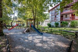 Ein Kinderspielbereich in der Unterkunft Résidence Pierre & Vacances Le Domaine de Gascogne
