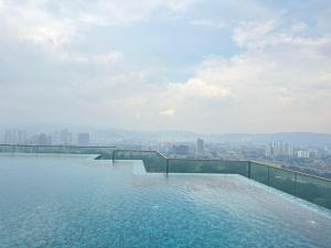 Bazén v ubytování Crown Suites The Manor KLCC Kuala Lumpur City Center nebo v jeho okolí