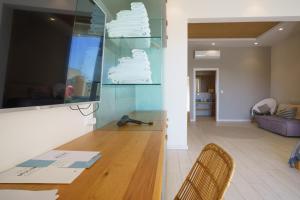 a room with a glass wall with stacks of towels at Villa dei Venti in Qala