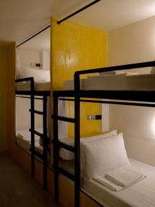 Giường trong phòng chung tại Kada Hostel by Surfsand