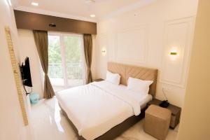 Postel nebo postele na pokoji v ubytování Hotel Indra Palace