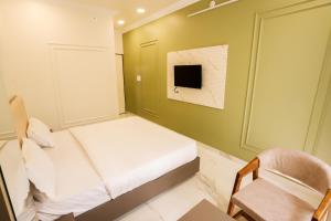 Postel nebo postele na pokoji v ubytování Hotel Indra Palace