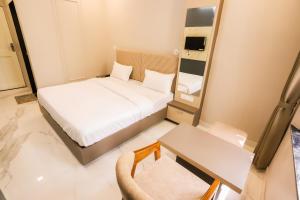 Postel nebo postele na pokoji v ubytování Hotel Indra Palace