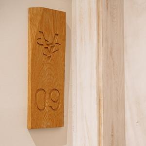 a wooden cutting board on a wall with the number os at Villa dei Venti in Qala