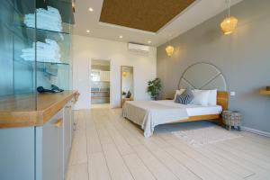 a bedroom with a large bed and a kitchen at Villa dei Venti in Qala