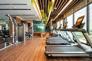 D'Edge Thao Dienにあるフィットネスセンターまたはフィットネス設備