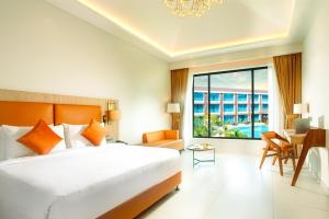 A bed or beds in a room at Elements by Rosetta