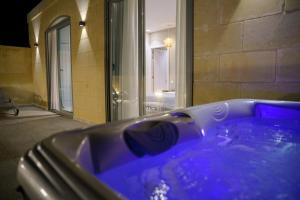 a purple tub in a bathroom with a window at Villa dei Venti in Qala