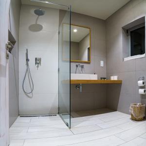 a bathroom with a shower and a sink at Villa dei Venti in Qala
