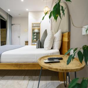 a bedroom with a bed and a table at Villa dei Venti in Qala