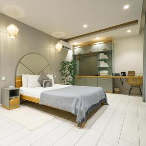 a bedroom with a large bed and a desk at Villa dei Venti in Qala