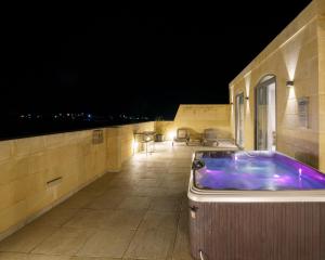 a hot tub on a patio at night at Villa dei Venti in Qala
