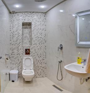 une salle de bain avec toilettes et lavabo dans l'établissement Welcome to Timitar, Your Home 6!, à Agadir 9 autres photos