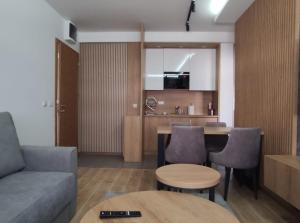 una sala de estar con un sofá y una mesa en Apartman Djuric 012, en Zlatibor