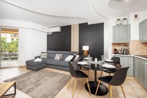 a living room with a couch and a table at "Le beach", plein centre, climatisé in Menton