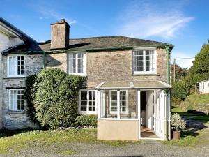 une vieille maison en briques avec une porte ouverte dans l'établissement Orchard Cottage, à Charles