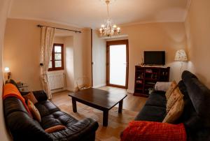 Una sala de estar con un sofá y una mesa de café. en Vieiro Verde, en Vieiro