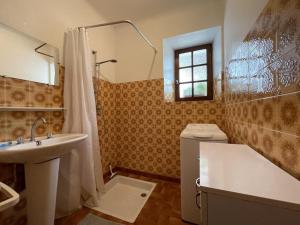 ein Badezimmer mit Waschbecken, Dusche und Toilette in der Unterkunft Chocobia in Arbonne