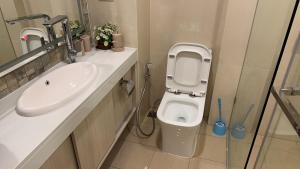 ein Badezimmer mit Toilette und Waschbecken in der Unterkunft Olympus city garden by jack in Pattaya South + 29 Fotos