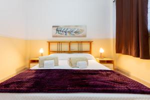 a bedroom with a large white bed with two pillows at 2A Apartamento Abrigos, Wifi y balcón in Los Abrigos